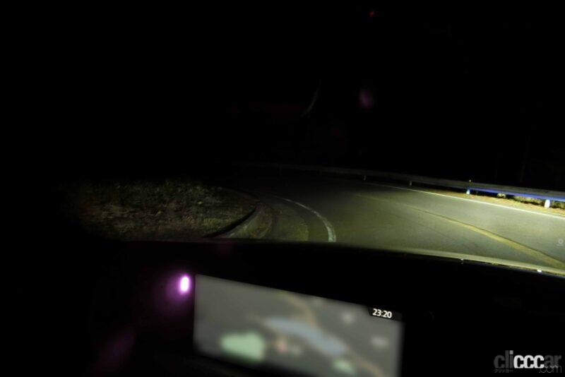 「夜にマツダ「CX-60」のアダプティブ・LED・ヘッドライト「ALH」を試してみた【新車リアル試乗 8-7　マツダCX-60 i-ACTIVSENSE・ALH実践編】」の33枚目の画像