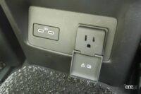 後席センター足元にある端子部。左がUSB-Type C（充電用）、右が150W電源