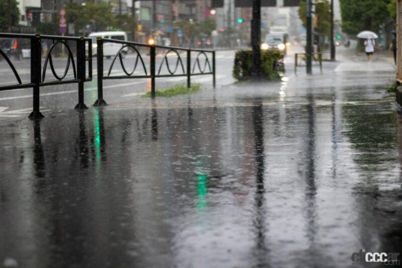 「クルマの運転中に大雨に遭遇したらどうする？ 台風・ゲリラ豪雨・線状降水帯に要注意【2023年版】」の2枚目の画像