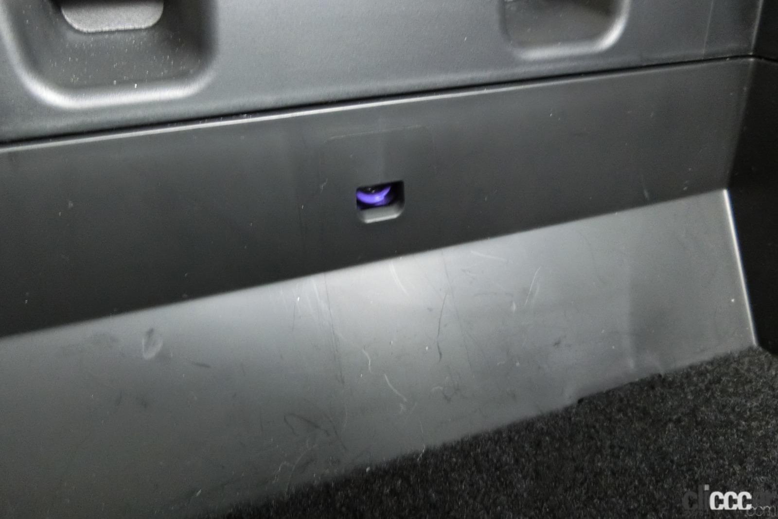 u616 front center console box lamp 画像｜マツダ「CX60」の収納スペースはいくつある？ 物入れを徹底