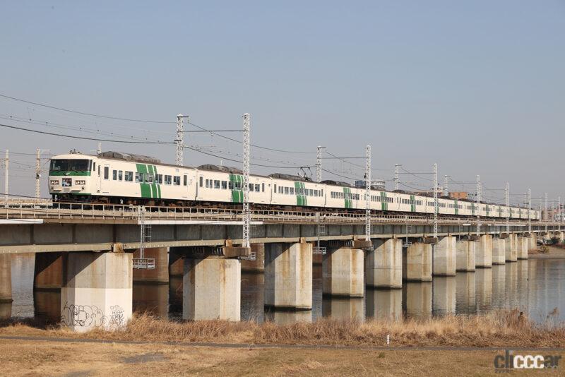 「鉄道ファンからの愛称「185（いっぱーご）」が列車名となって運行！　185系が形式を列車名にして伊豆特急に復活」の2枚目の画像