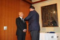 フィリップ・セトン駐日フランス大使から勲章を授与される寺田陽次郎氏