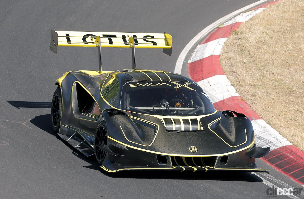 その名は「X」!? ロータスのEVハイパーカー「エヴァイヤ」の開発車両が