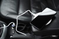 クルマでスマホを充電する正しい方法とおすすめ充電器【2023年版】 - 車内でスマホを充電するイメージ
