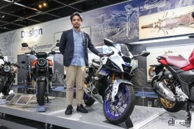 担当するモデルの一つ「YZF-R15」の横に立つフィリピン出身のアンドラダ・イアン氏