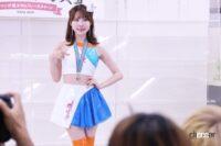 PR放送でポージングをする羽生七乃香さん