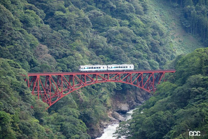 「阿蘇カルデラの南側を走る「南阿蘇鉄道」の全線運行を熊本地震から7年ぶり再開。新型車両MT-4000形、トロッコ列車ゆうすげ号も運行」の1枚目の画像