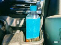 高温の車内にペットボトルを放置すると、破裂する可能性がある
