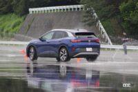 「フォルクスワーゲン「ID.4」は、なぜ後輪駆動（リヤミッドシップ）なのか？ドライ路面はもちろん、低ミュー路でもハンドリングの実力を実感【Volkswagen Tech Day 2023】」の8枚目の画像ギャラリーへのリンク
