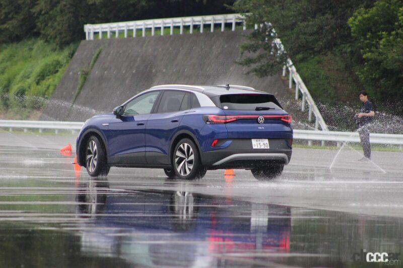 「フォルクスワーゲン「ID.4」は、なぜ後輪駆動（リヤミッドシップ）なのか？ドライ路面はもちろん、低ミュー路でもハンドリングの実力を実感【Volkswagen Tech Day 2023】」の8枚目の画像