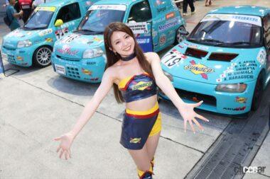 レーシングチーム・モトミヤのマシンと立華理莉さん