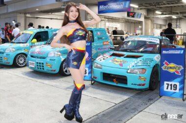 レーシングチーム・モトミヤのマシンと立華理莉さん