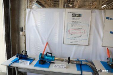 軽量化された給水素配管の車体との接続部