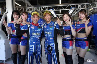 ポールポジションを喜ぶドライバーとレースクイーン