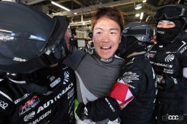 ぽーリポジションを喜ぶ大津浩紀選手