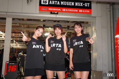 ポールポジションを喜ぶレースクイーン