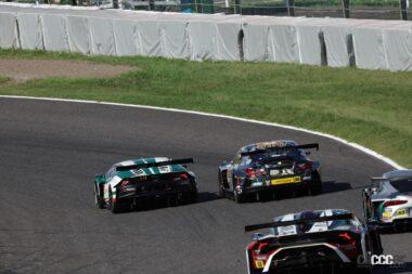 中盤で上位に抜け出そうとするマシンたち