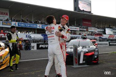 パルクフェルメで優勝を喜ぶドライバー