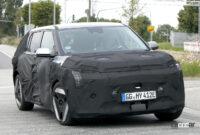 起亜の次世代電動SUV「EV4」を鮮明にキャッチ！ ライバルはVW ID.3やプジョー2008e - Spy shot of secretly tested future car