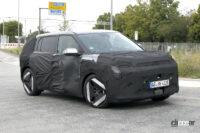 起亜の次世代電動SUV「EV4」を鮮明にキャッチ！ ライバルはVW ID.3やプジョー2008e - Spy shot of secretly tested future car