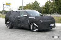 起亜の次世代電動SUV「EV4」を鮮明にキャッチ！ ライバルはVW ID.3やプジョー2008e - Spy shot of secretly tested future car