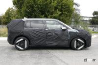 起亜の次世代電動SUV「EV4」を鮮明にキャッチ！ ライバルはVW ID.3やプジョー2008e - Spy shot of secretly tested future car