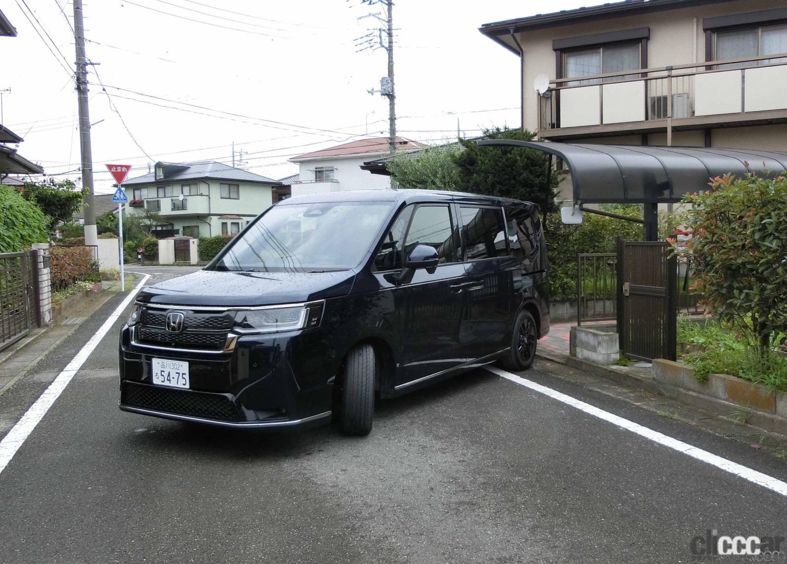 8万8000円のオプション「マルチビューカメラシステム」でピッタリ駐車！ 新型ステップワゴンの駐車のしやすさは？【新車リアル試乗 9-7  ホンダステップワゴン 後方視界／車庫入れ編】 | clicccar.com