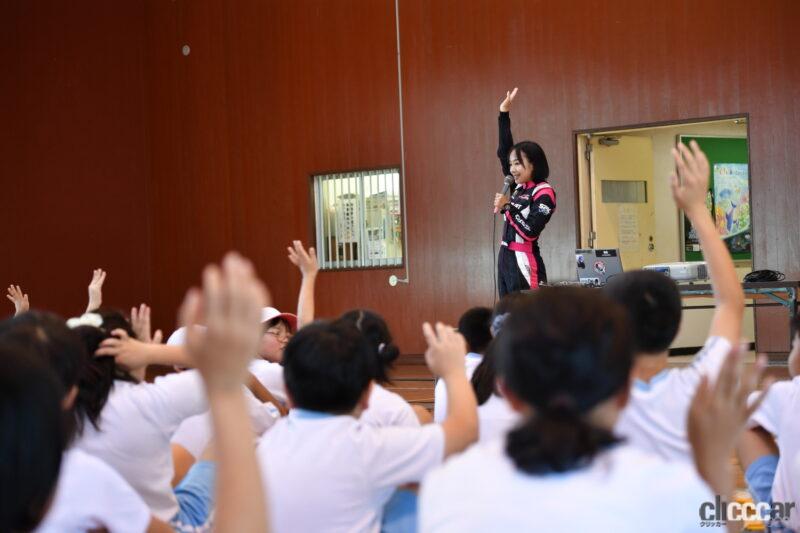 「WRC「ラリージャパン」開催の地元小中学で「ラリー教室」を実施。世界のアライ・新井敏弘先生に子供ら大盛上がり」の5枚目の画像