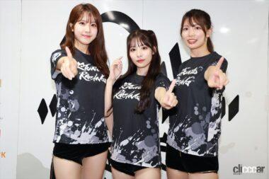 ポールポジションを喜ぶレースクイーン