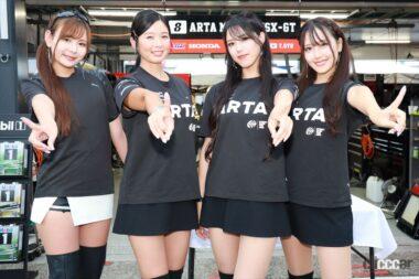 ポールポジションを喜ぶレースクイーン