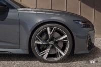 「Audi Sport」製の21インチ10スポークスターデザインと275/35ZR21タイヤを装着