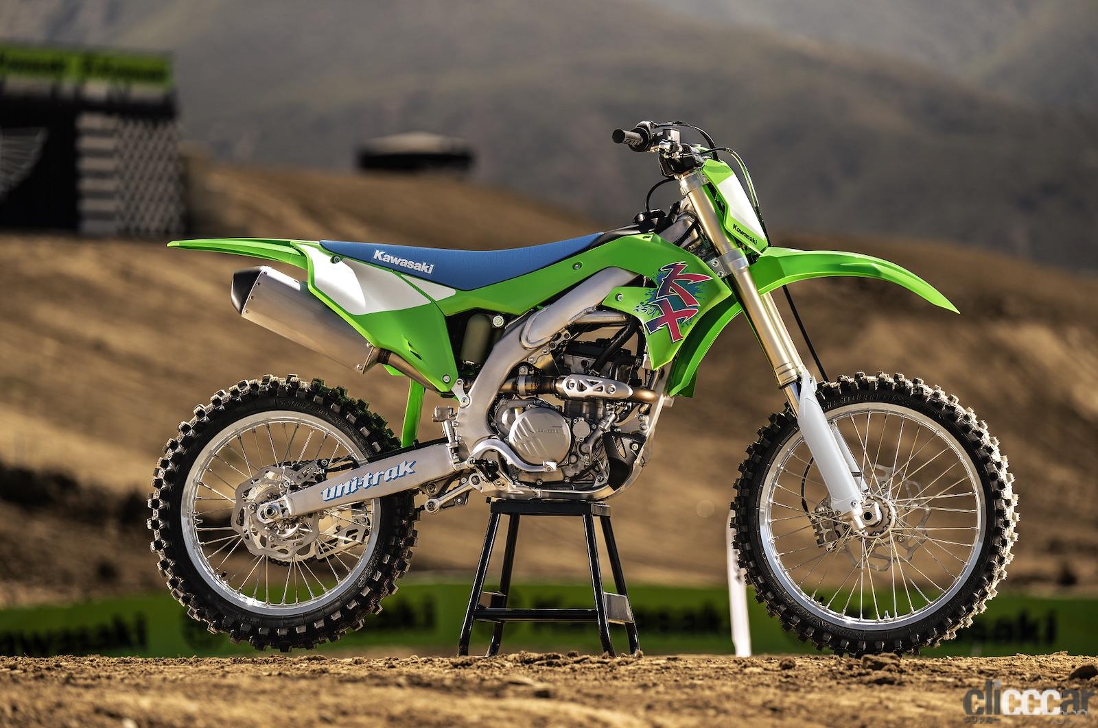 カワサキの市販モトクロッサー「KX450」「KX250」に50周年記念モデル登場。蛍光ピンクのKXロゴは懐かしさ満点 | clicccar.com