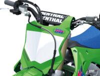 「カワサキの市販モトクロッサー「KX450」「KX250」に50周年記念モデル登場。蛍光ピンクのKXロゴは懐かしさ満点」の15枚目の画像ギャラリーへのリンク