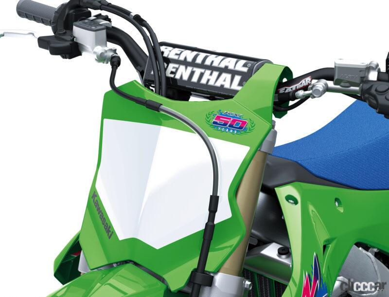 「カワサキの市販モトクロッサー「KX450」「KX250」に50周年記念モデル登場。蛍光ピンクのKXロゴは懐かしさ満点」の15枚目の画像