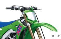 「カワサキの市販モトクロッサー「KX450」「KX250」に50周年記念モデル登場。蛍光ピンクのKXロゴは懐かしさ満点」の14枚目の画像ギャラリーへのリンク