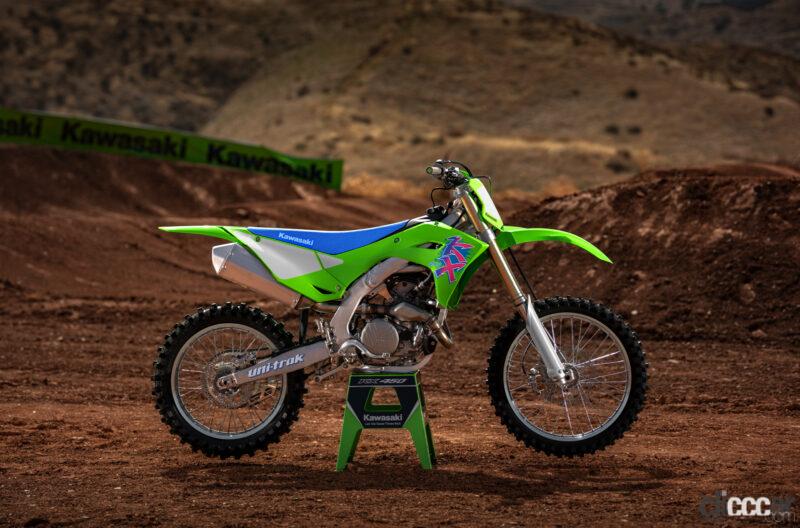 「カワサキの市販モトクロッサー「KX450」「KX250」に50周年記念モデル登場。蛍光ピンクのKXロゴは懐かしさ満点」の11枚目の画像