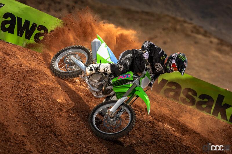 「カワサキの市販モトクロッサー「KX450」「KX250」に50周年記念モデル登場。蛍光ピンクのKXロゴは懐かしさ満点」の12枚目の画像