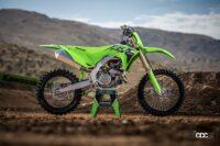 「カワサキの市販モトクロッサー「KX450」「KX250」に50周年記念モデル登場。蛍光ピンクのKXロゴは懐かしさ満点」の13枚目の画像ギャラリーへのリンク