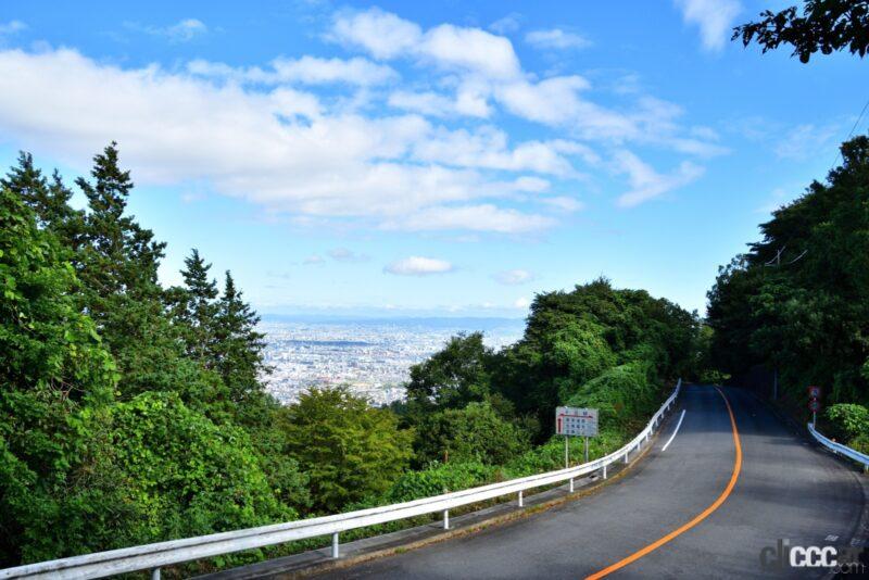 「さすがに危険すぎない？ バイクのすり抜けって違反じゃないの？」の3枚目の画像