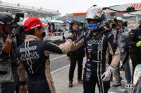 ポールポジション獲得の堤選手を出迎える平選手