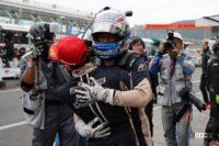 ポールポジション獲得の堤選手を出迎える平選手