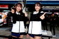 ポールポジションを喜ぶレースクイーン