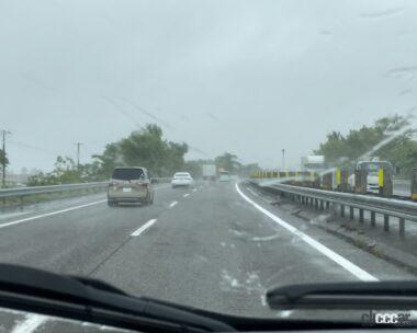 たしかに、高速道路に雨水が溜まっているのを見たことない…