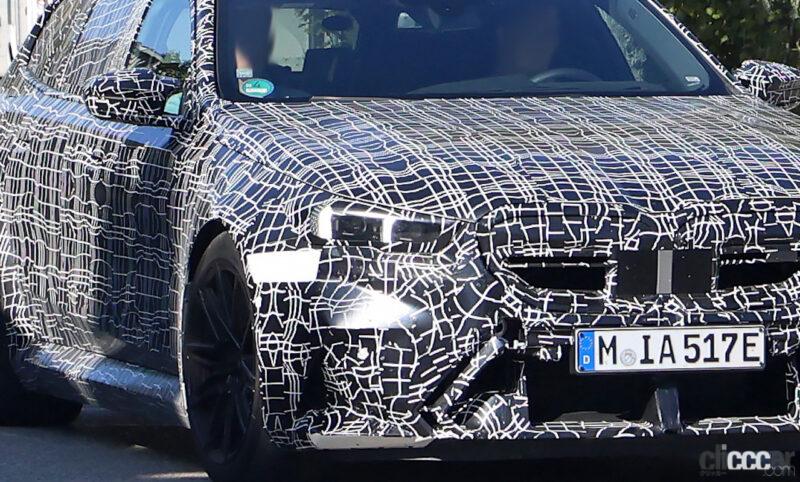 「BMW「M5ツーリング」量産仕様のノーズを初キャッチ。M5初のハイブリッドが濃厚？」の1枚目の画像