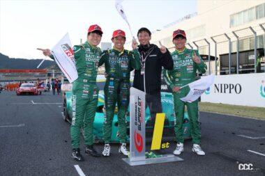 優勝した埼玉トヨペットGB GR Supra GTのドライバーと監督