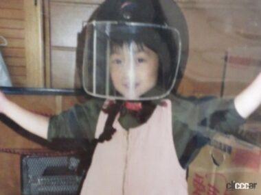 昔バイクに乗っていた父のヘルメットで遊ぶ久保まい。