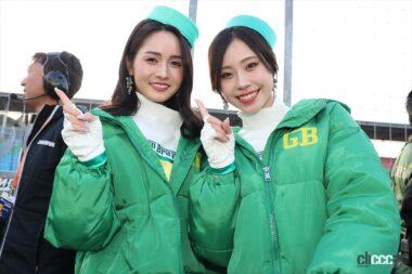 チャンピオンを喜ぶレースクイーン