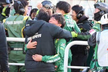 スーパーGT第7戦オートポリスで優勝を喜ぶドライバー