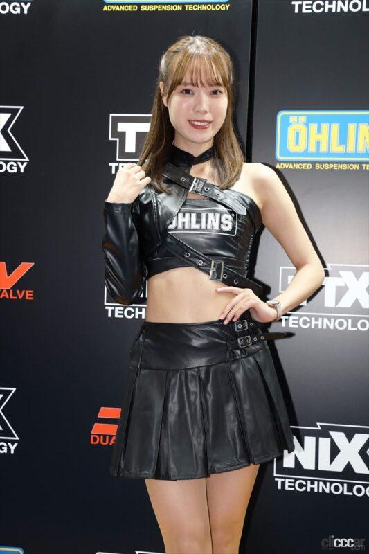 「野球場でビールの売り娘もやっちゃうレースクイーン「前田星奈」が「OHLINS」に！ 【これだけは見逃すなジャパンモビリティショー2023×レースクイーン】」の1枚目の画像