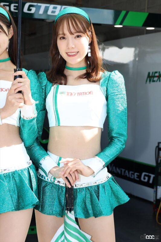 「野球場でビールの売り娘もやっちゃうレースクイーン「前田星奈」が「OHLINS」に！ 【これだけは見逃すなジャパンモビリティショー2023×レースクイーン】」の5枚目の画像